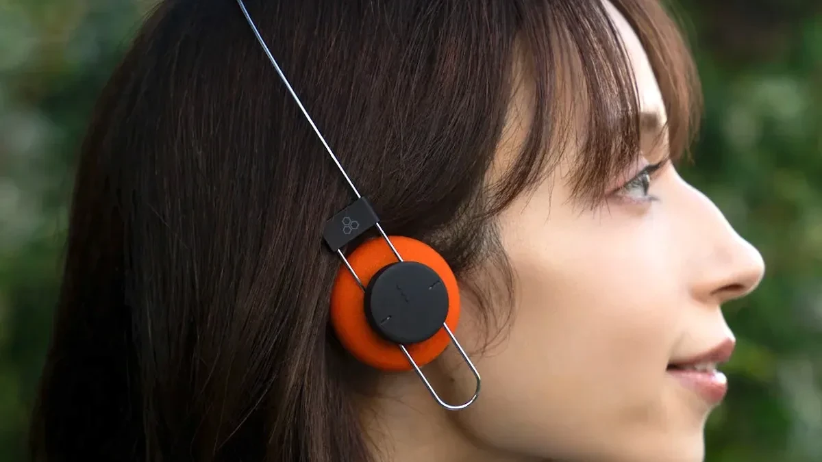 Headphone wireless Final Porta dengan desain Air Wire berwarna oranye retro