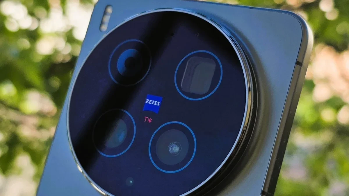 Tampilan desain bodi belakang smartphone flagship Vivo seri Ultra