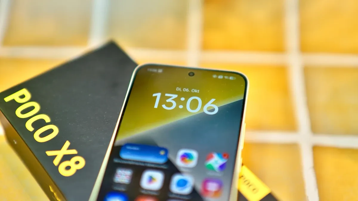 Tampilan fisik smartphone Xiaomi Poco X8 warna hitam dengan layar menyala terang