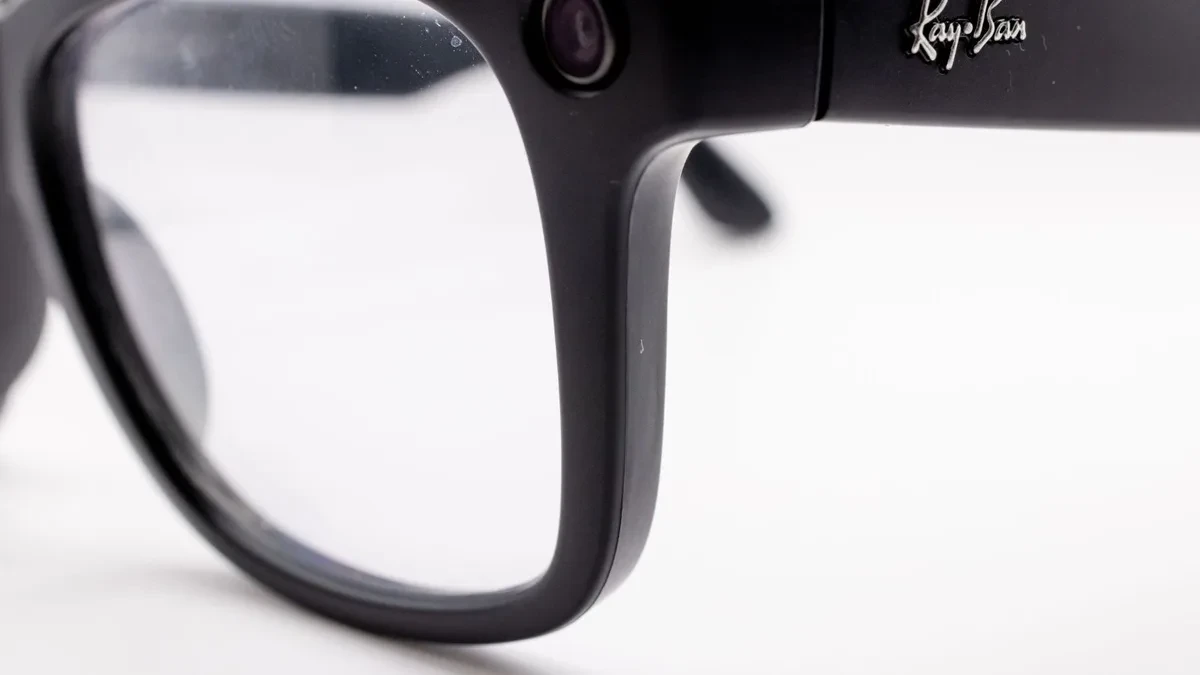 Kacamata pintar Ray-Ban Meta dengan latar belakang ikon AI dan keamanan data