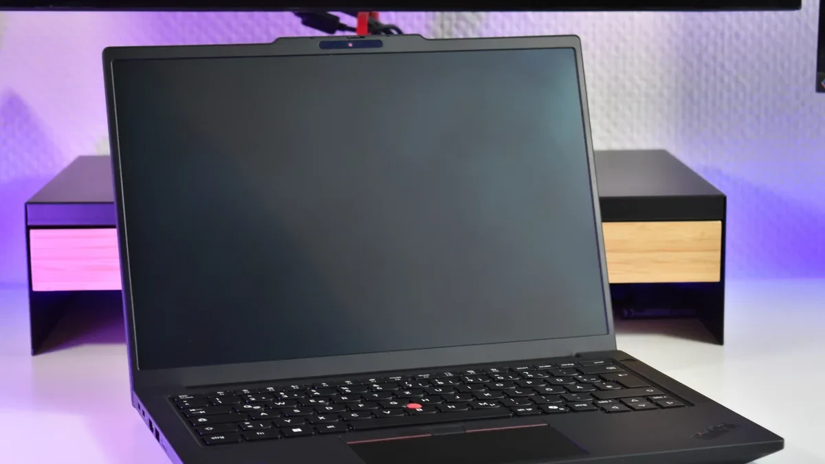 Laptop Lenovo ThinkPad T14 Gen 7 dengan prosesor Intel Core Ultra 7 366H