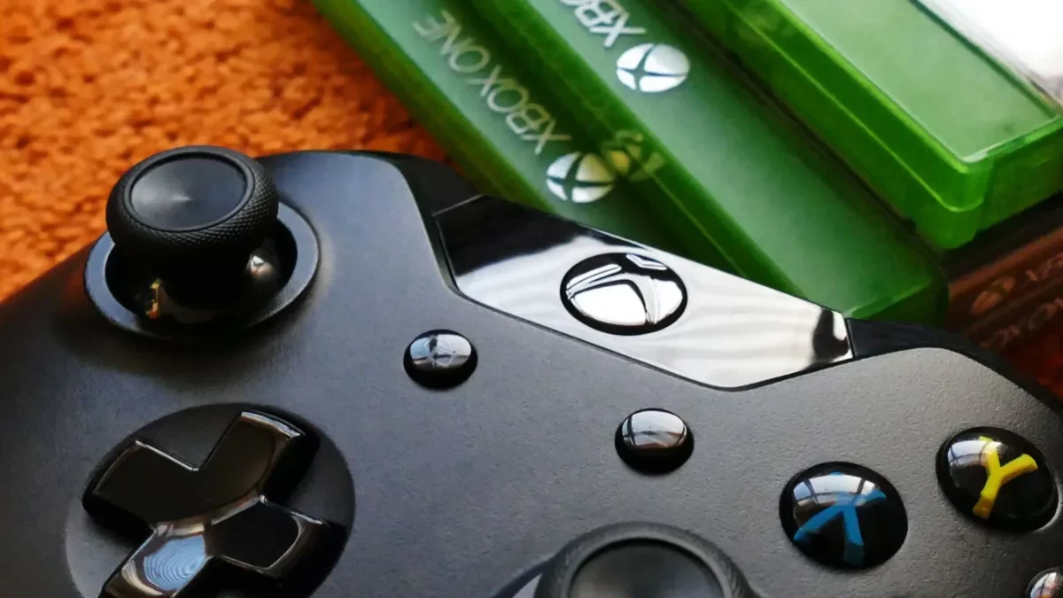 Konsol Xbox dan kaset game fisik