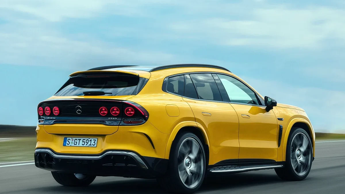 Tampilan luar SUV listrik Mercedes-AMG GT SUV di jalan