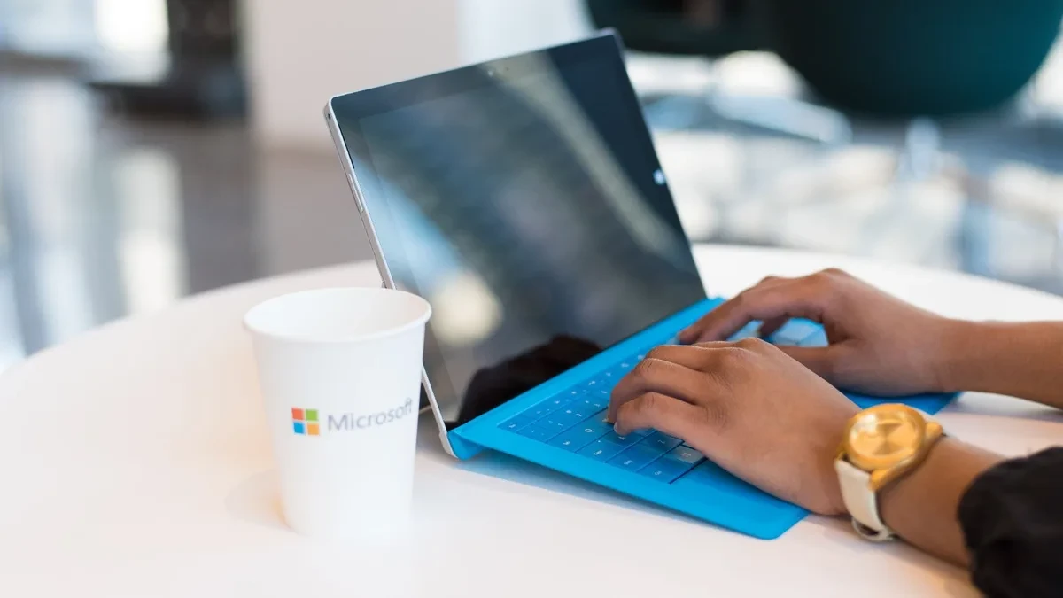 Tangkapan layar antarmuka menu klik kanan File Explorer Windows 11 yang menampilkan opsi Copilot OneDrive