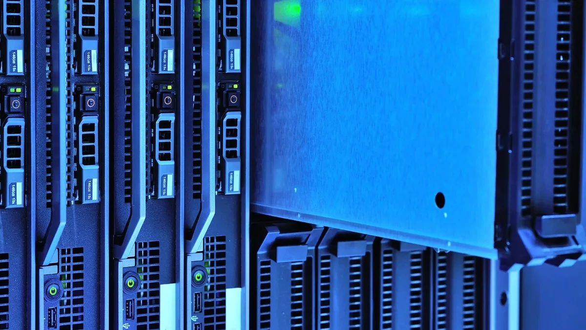 Ilustrasi server rak di pusat data terkait laporan keamanan model AI OpenAI