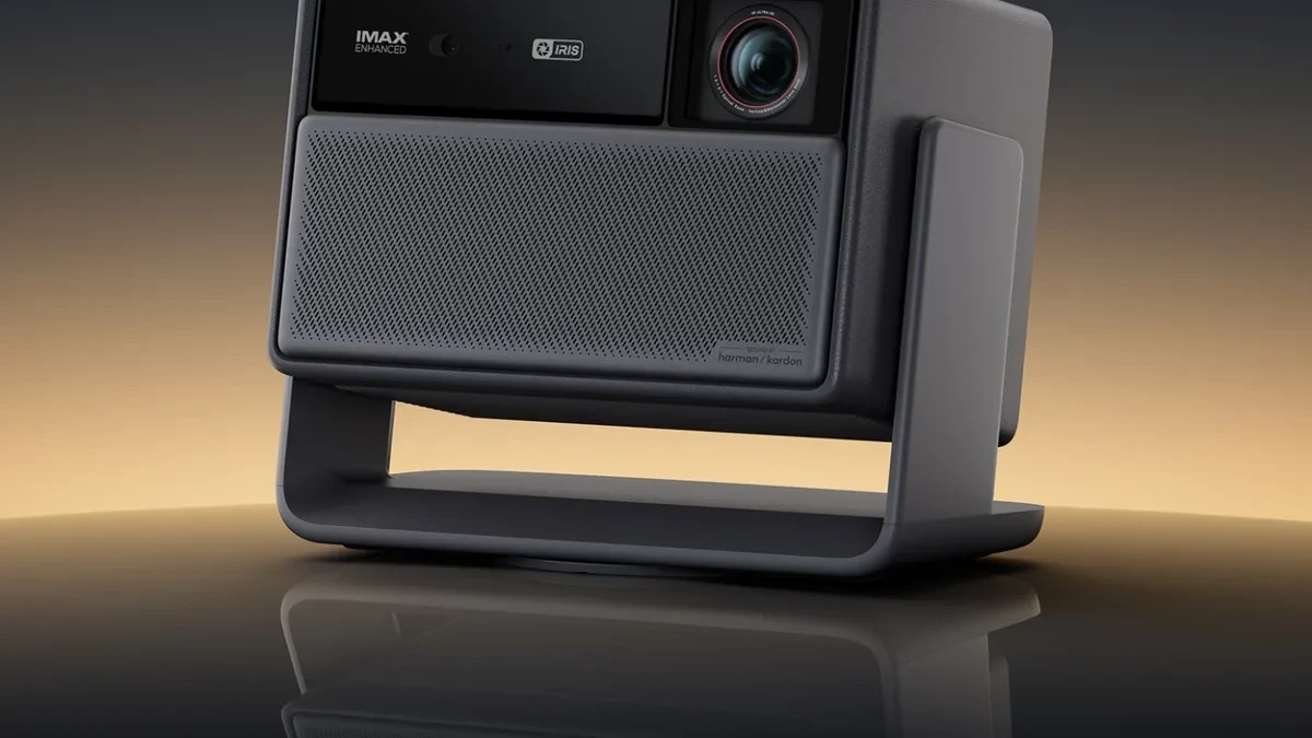 Proyektor laser 4K Xgimi RS30 Pro High Brightness Edition warna putih dengan dudukan gimbal
