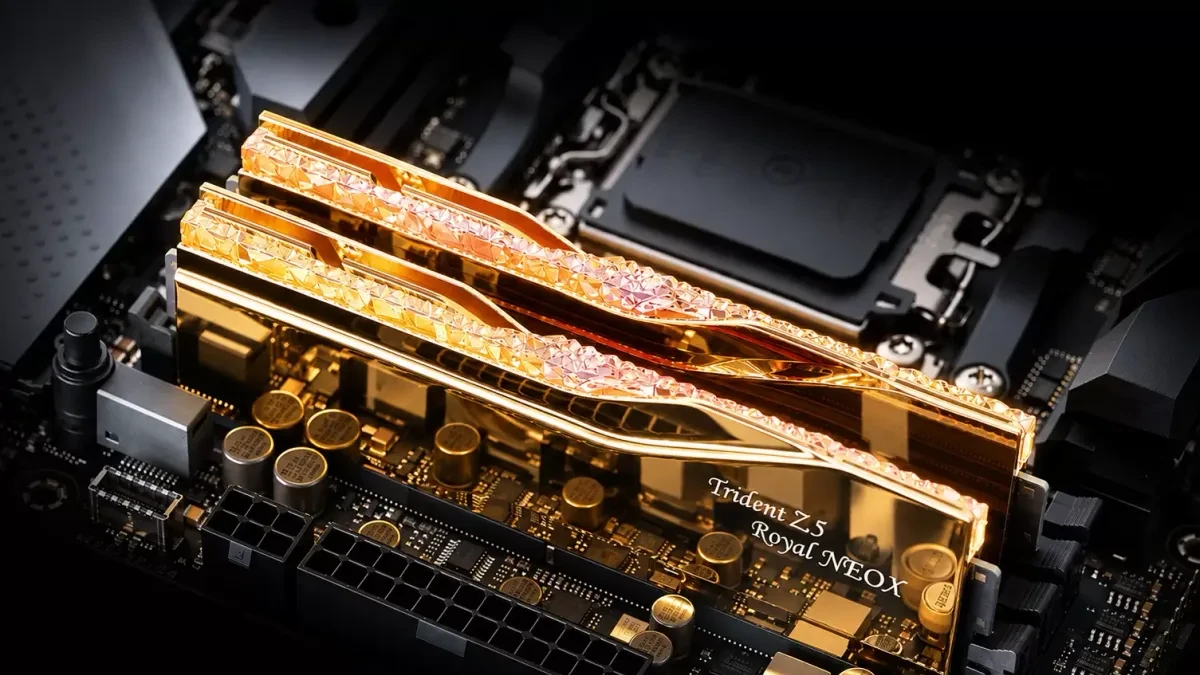 Keping memori RAM PC G.Skill Trident Z5 Royal NeoX DDR5 berbalut warna emas premium