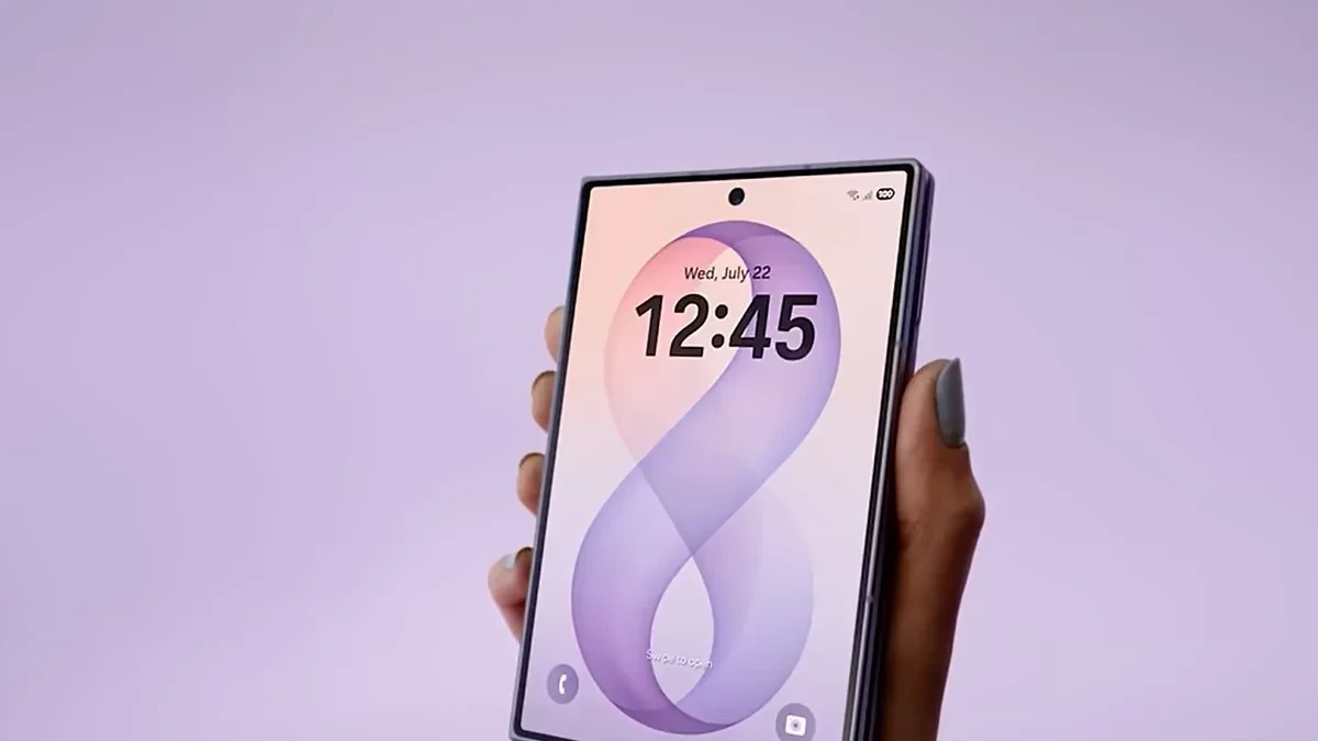 Samsung Galaxy Z Fold8 bersanding menunjukkan desain bodi tipis dan engsel tahan debu