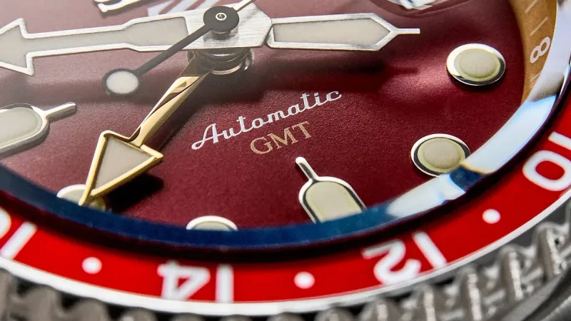 Seiko 5 Sports GMT HDB016 Edisi Terbatas Rilis di AS, Tampil Unik dengan Dial Burgundy dan Bezel Dua Warna