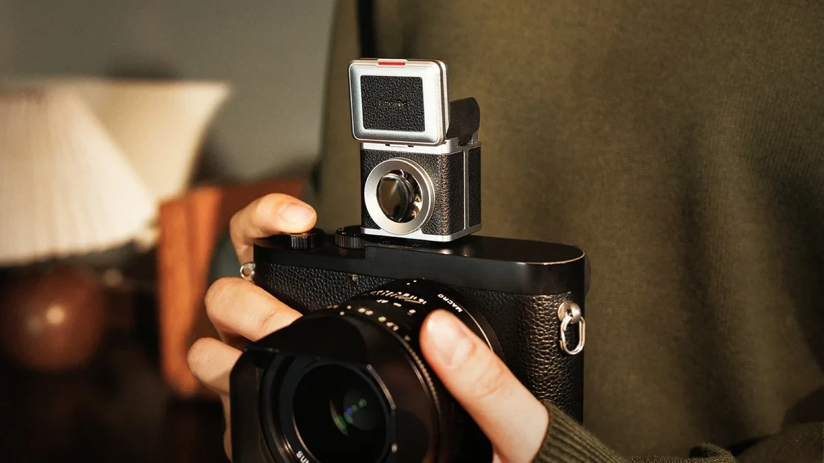 SmallRig Waist-Level Viewfinder terpasang di atas kamera
