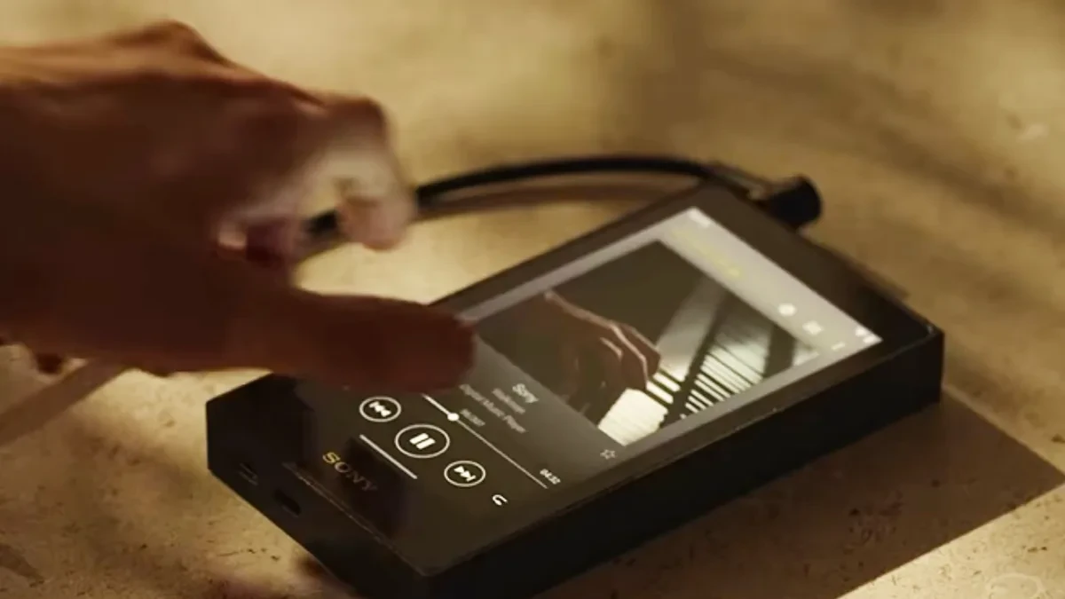 Tampilan depan Sony Walkman NW-ZX900 dengan layar 5 inci