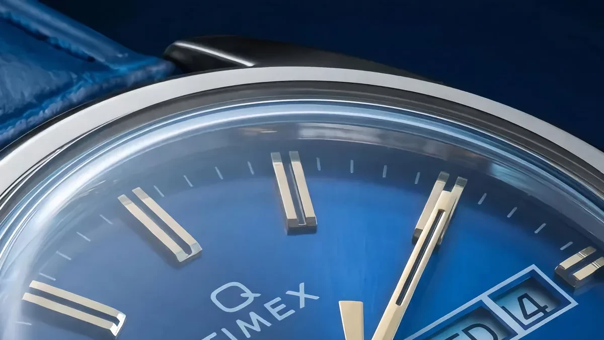 Jam tangan Timex Q 1976 Reissue dengan dial fumé