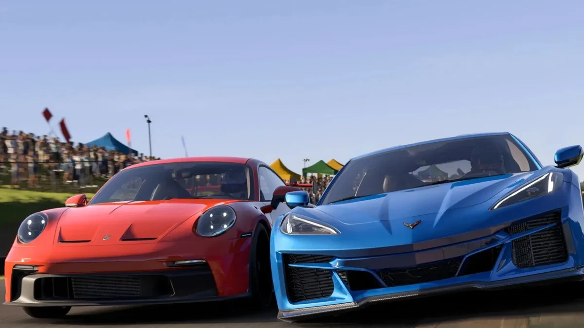 Tangkapan layar game Forza Motorsport dan logo studio pengembang