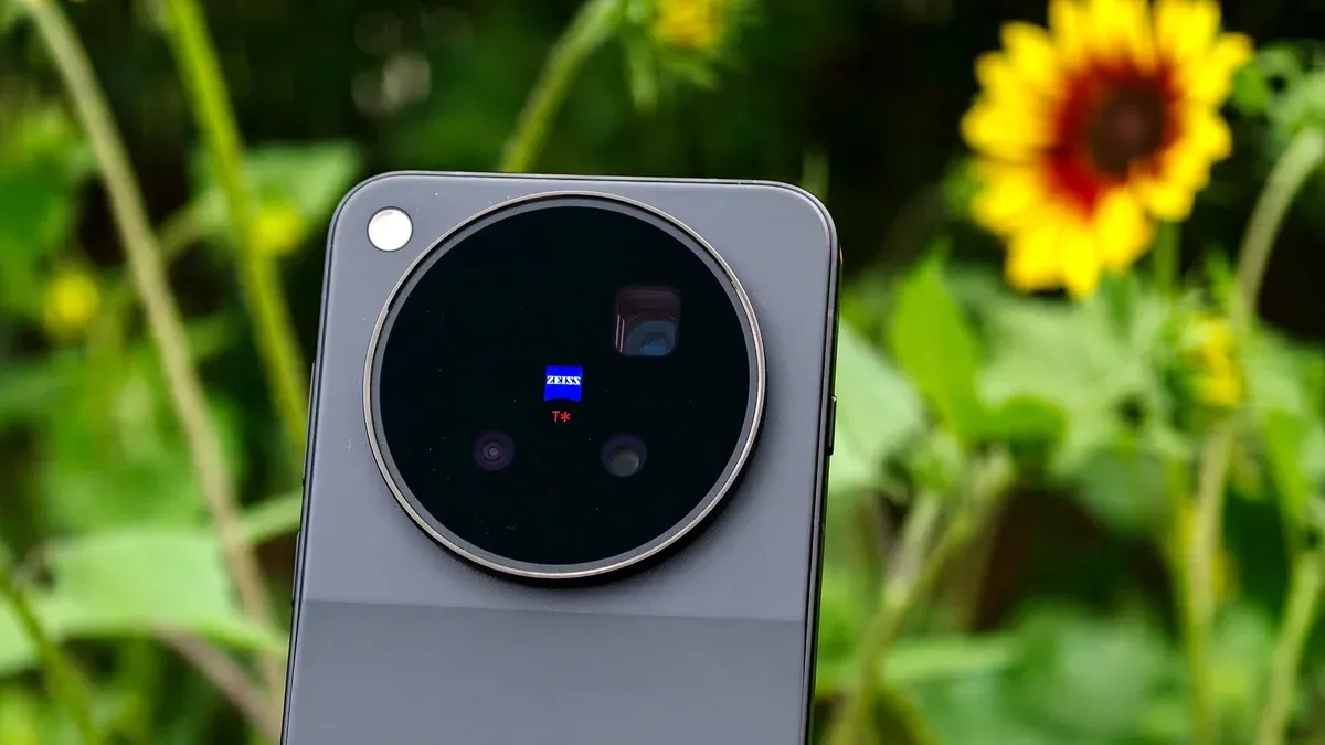 Kamera Zeiss Luar Biasa dengan Harga dan Pemangkasan RAM yang Perlu Dicermati